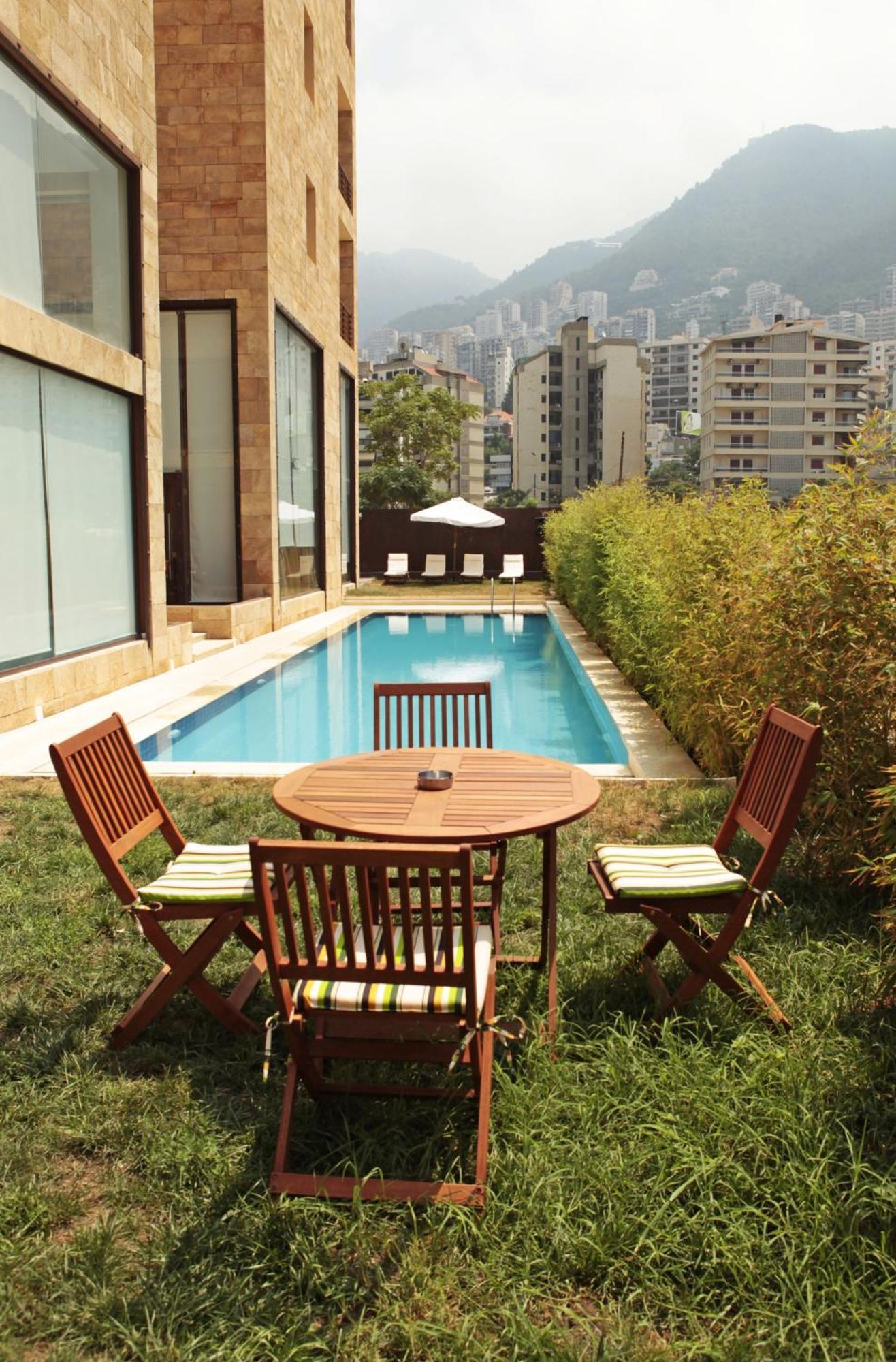 Reston Hotel Джуния Екстериор снимка